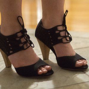 Restricted Shoes Peep-Toe Heel (Black)